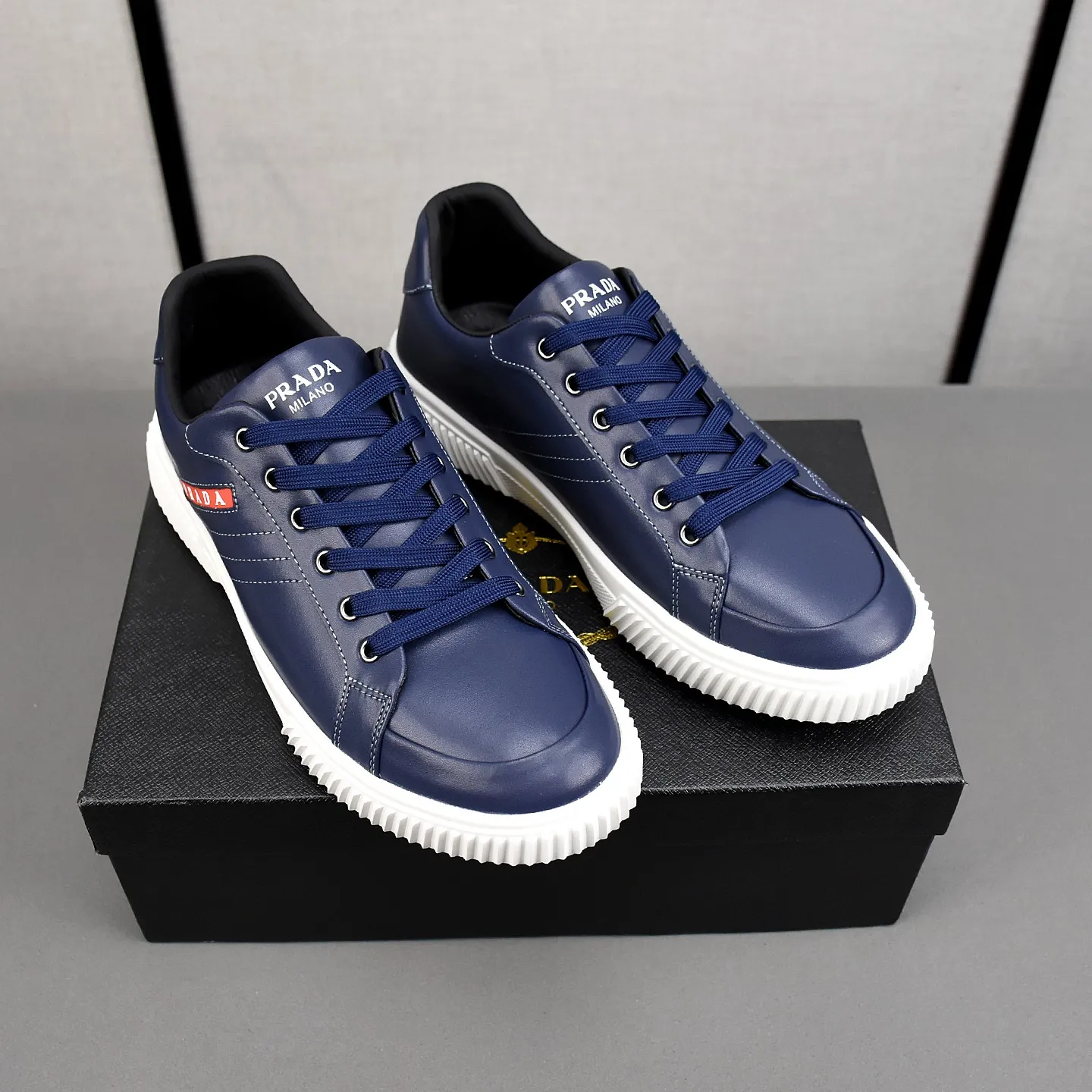 PP420👟👟👟Prada set off the audience! Prada, an international brand that is constantly innovating, this men's casual shoe, the original version, made of cowhide leather at a ratio of one to one at the store, with leather feet and rubber non-slip outsole, breathable and comfortable, quality speaks for itself👄38-44